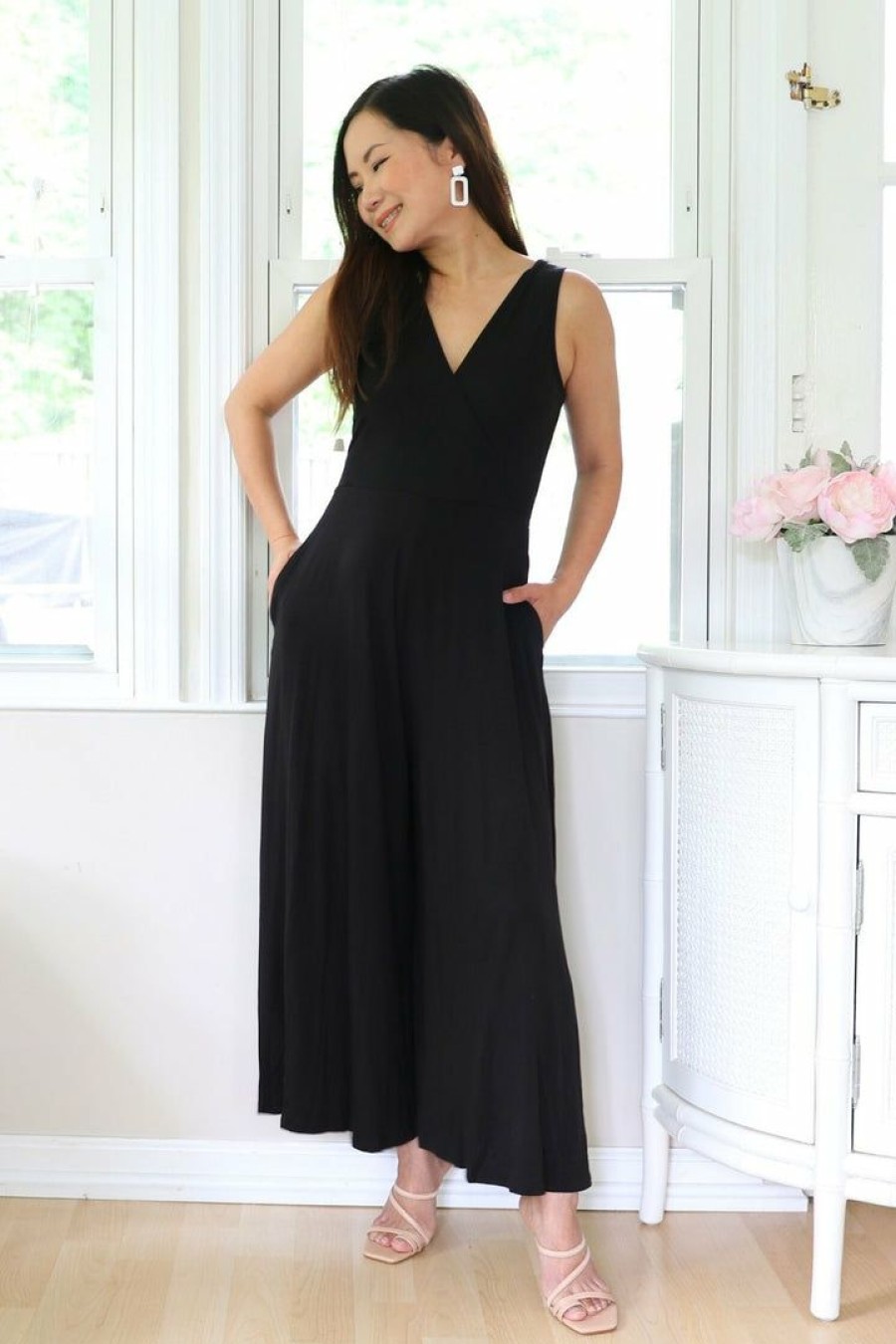 Jumpsuits & Rompers * | Final Touch New Arrivals Petite V Neck Sleeveless Jumpsuit (Black)